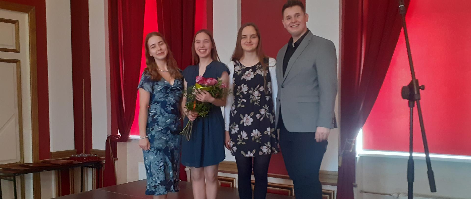 Na środku zdjęcia widoczni słuchacze studium: Anna Kowalczyk, Natalia Mikołasek, Julia Zemka oraz Łukasz Tekla stojący na środku sceny.