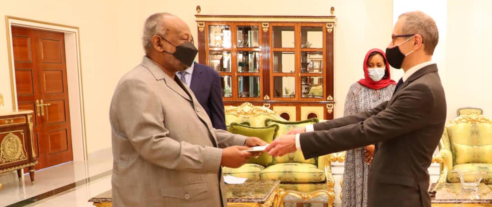 Amb. Przemysław Bobak i prezydent Dżibuti , Ismail Omar Guelleh - wręczenie listów uwierzytelniających