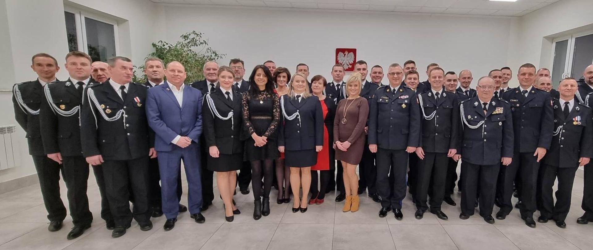 Zdjęcia przedstawia druhów OSP Topólka w umundurowaniu galowym i zaproszonych gości na zebraniu sprawozdawczym za rok 2022.