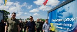 Premier Mateusz Morawiecki podczas wizyty w modułowych miasteczkach dla Ukraińców w Borodziance