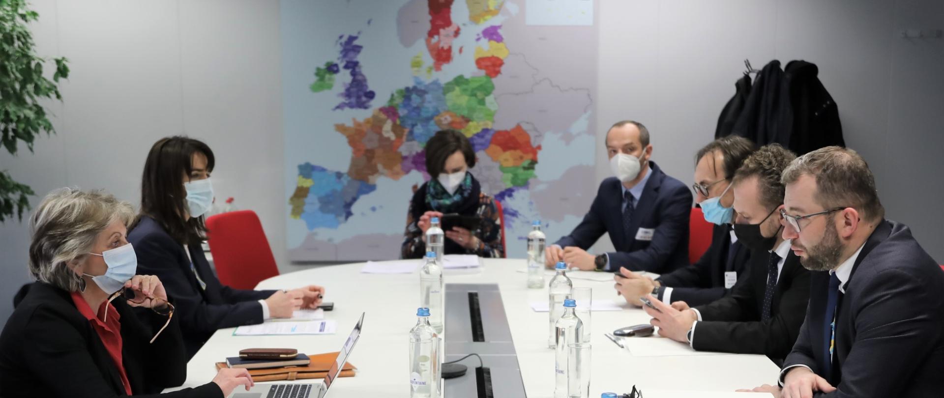 Minister Grzegorz Puda podczas rozmowy z Elisą Ferreirą, Komisarz UE ds. spójności i reform oraz innymi uczestnikami spotkania