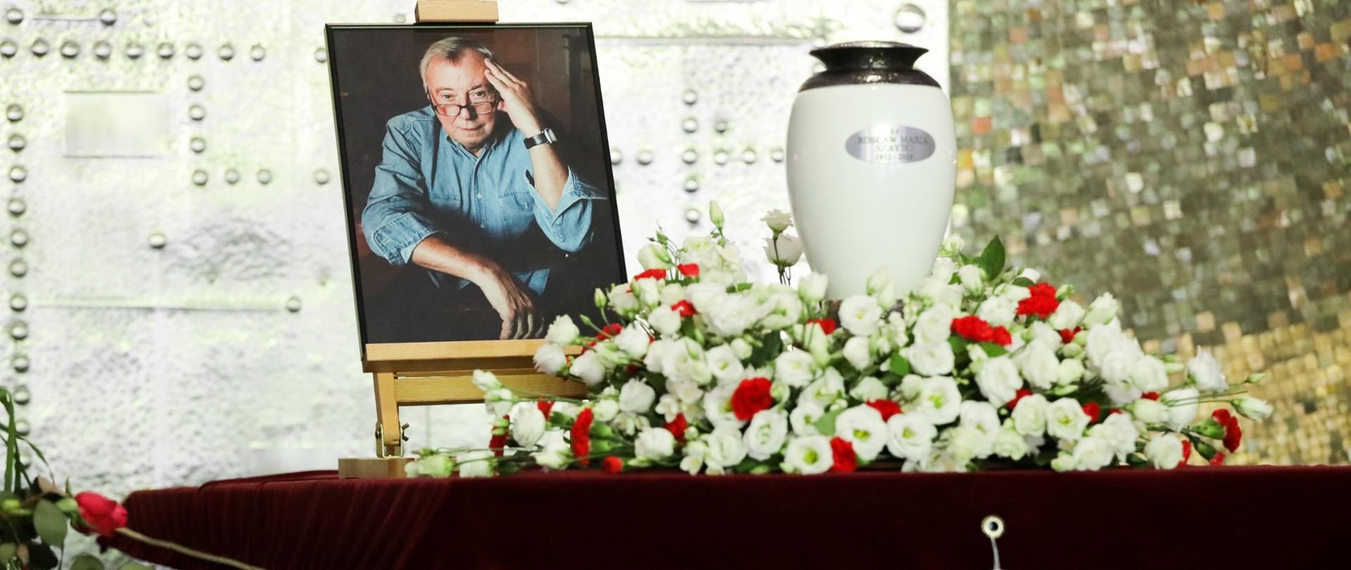 Na warszawskich Powązkach Wojskowych pożegnano we wtorek 4 czerwca plakacistę, twórcę okładek, pedagoga Rosława Szaybo. fot Danuta Matloch