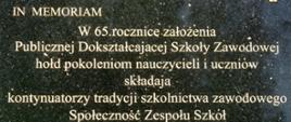 Zdjęcie tablicy pamiątkowej z tekstem: In memoriam, w 65. rocznicę założenia Publicznej Dokształcającej Szkoły Zawodowej hołd pokoleniom nauczycieli i uczniów składają kontynuatorzy tradycji szkolnictwa zawodowego, społeczność Zespołu Szkół Centrum Kształcenia Rolniczego imienia Stanisława Staszica w Sejnach, 1 czerwca 2012 roku