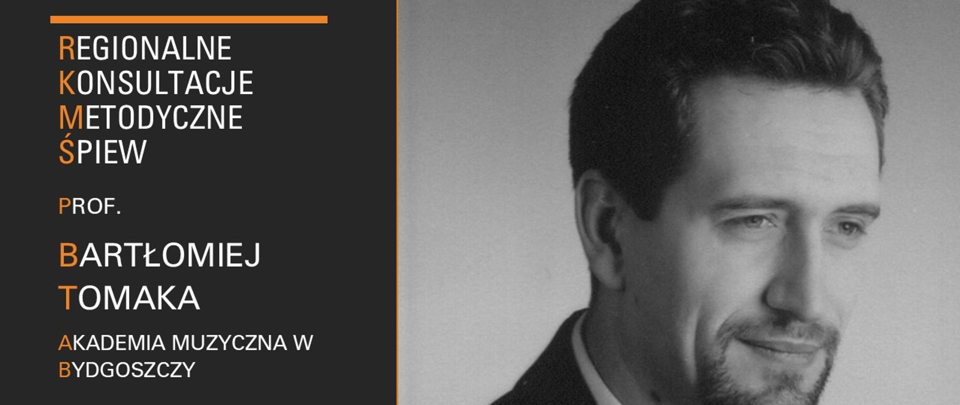 Plakat informacyjny o ciemnym, granatowo-czarnym tle z pomarańczowymi akcentami. Po lewej stronie znajduje się tekst zapisany dużymi literami w kolorze białym i pomarańczowym. Po prawej stronie umieszczono czarno-białe zdjęcie portretowe mężczyzny w garniturze i muszce, patrzącego lekko w bok. Na plakacie znajdują się informacje o regionalnych konsultacjach metodycznych dotyczących śpiewu oraz o prowadzącym i miejscu wydarzenia.