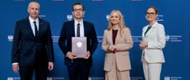 zdjęcia z przyznania stypendiów studentom medycyny
