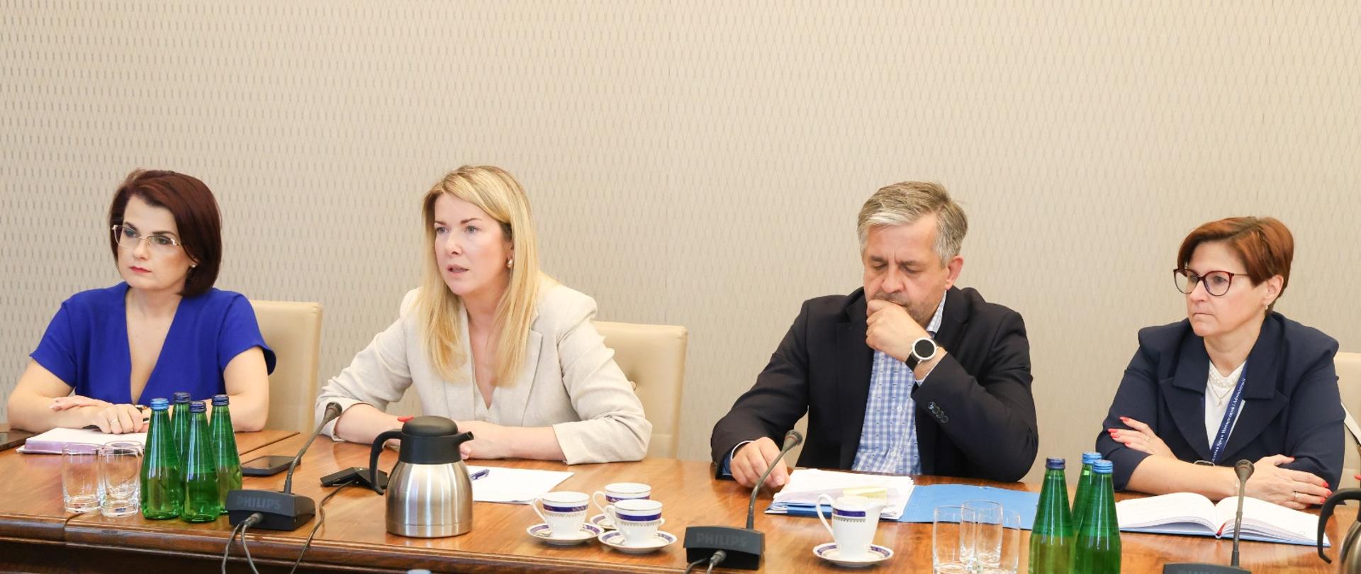 Spotkanie wiceminister Magdaleny Roguskiej z wojewodami regionów dotkniętych powodzią w 2024 r.