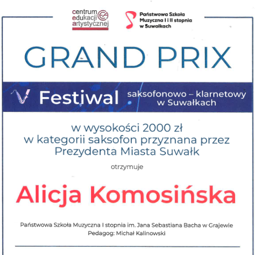 Zdjęcie przedstawia dyplom Alicji Komosińskiej za zdobycie nagrody Grand Prix na V Festiwalu Saksofonowo-Klarnetowym. Poniżej informacja o nagrodzie pieniężnej w wysokości 2000 zł przyznana przez Prezydenta Miasta Suwałk. Na górze logotypy Centrum Edukacji Artystycznej oraz Państwowej Szkoły Muzycznej I i II stopnia w Suwałkach. 