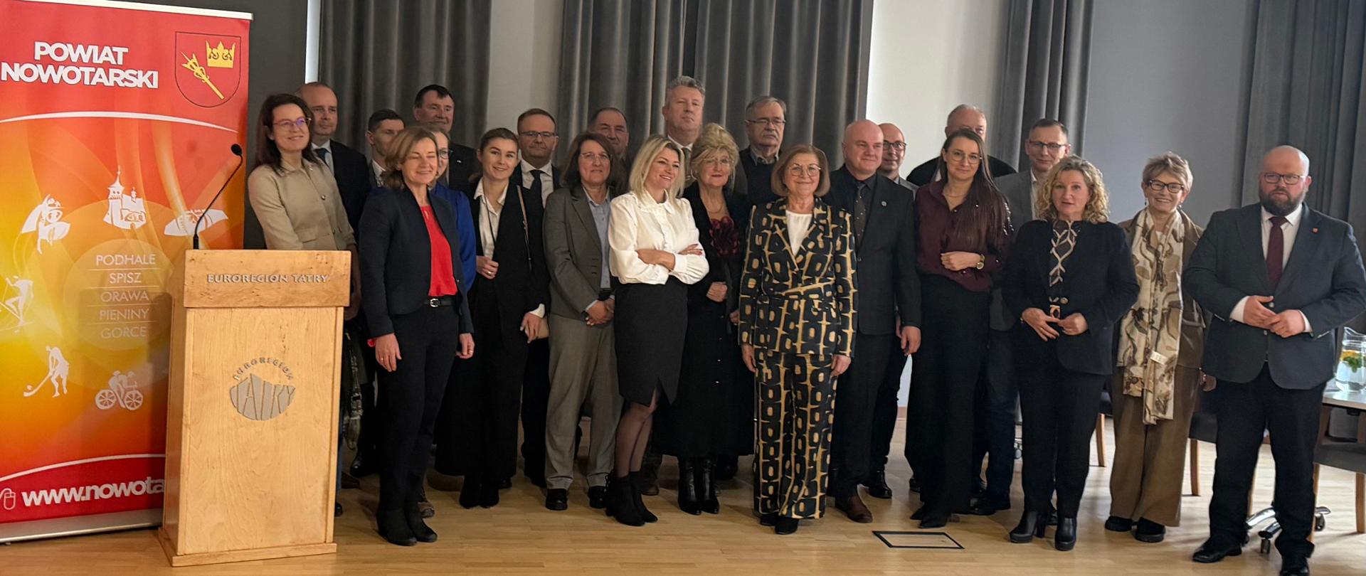 Grupa osób pozująca do zdjęcia