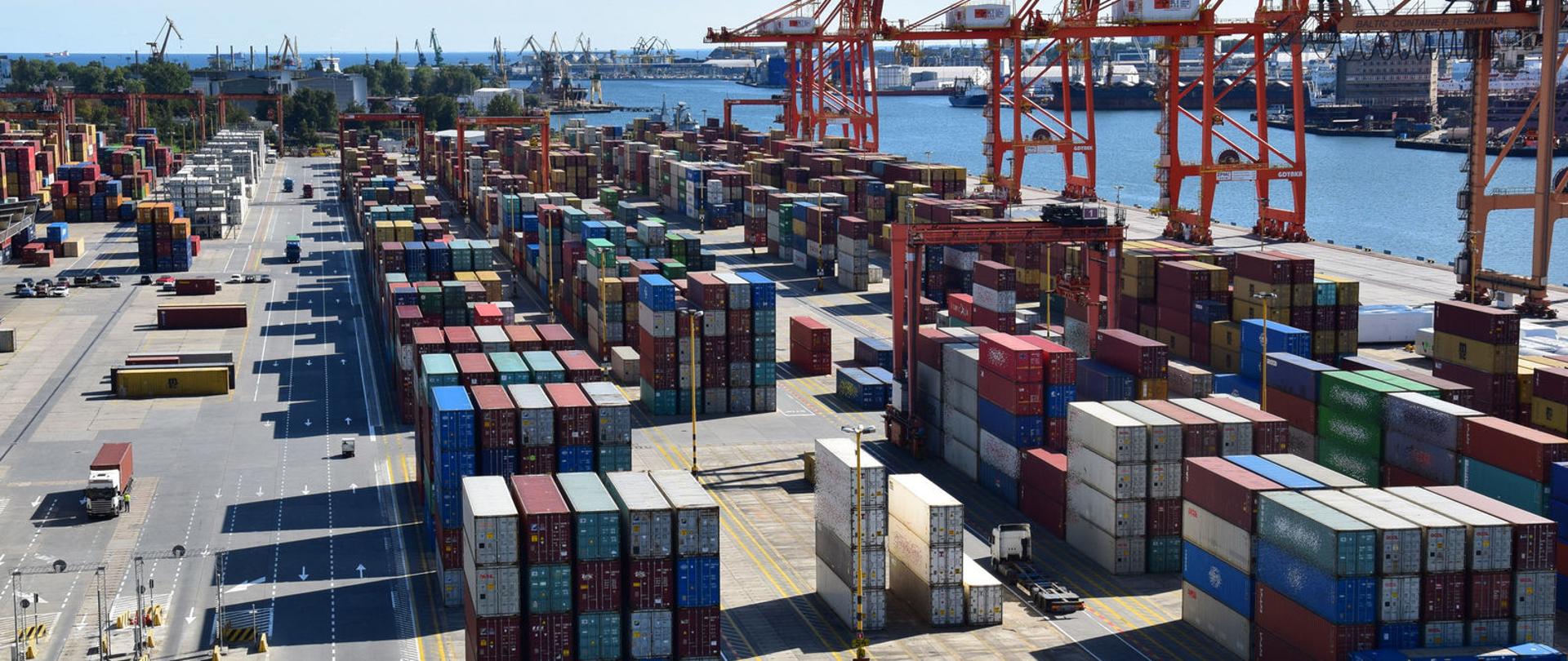 Widok z góry na kontenery w gdyńskim porcie.