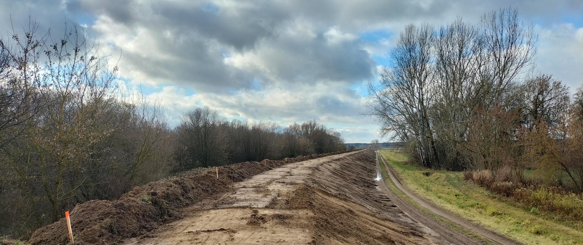 Wał przeciwpowodziowy w Janowcu w trakcie przebudowy