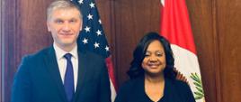Minister Piotr Nowak z podsekretarz stanu ds. kontroli zbrojeń i bezpieczeństwa międzynarodowego Bonnie Jenkins na tle flag