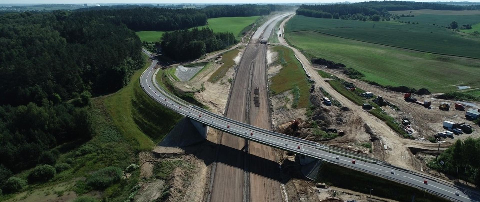 Wiadukt nad budową drogi.