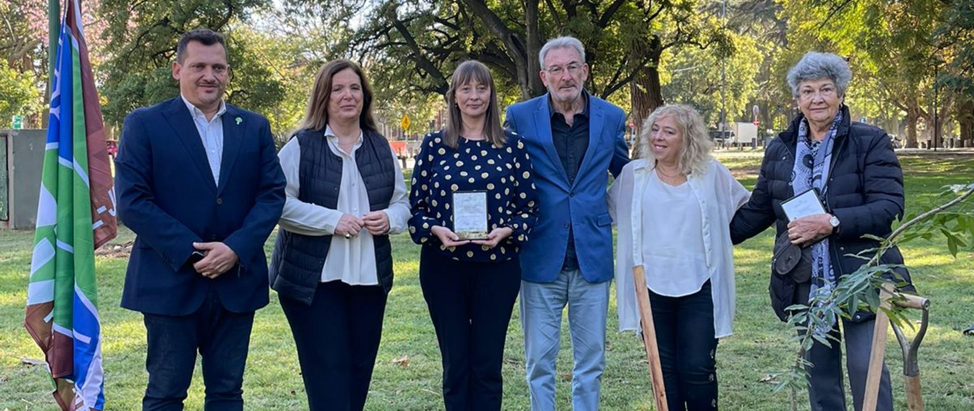 "Para mí personalmente, si pienso que significa plantar un árbol, lo primero que me viene a la mente es - ubicar a los raíces en la tierra, para que el árbol pueda alimentarse, crecer, tener hojas, y un sostén firme." - dijo la Embajadora Piątkowska.