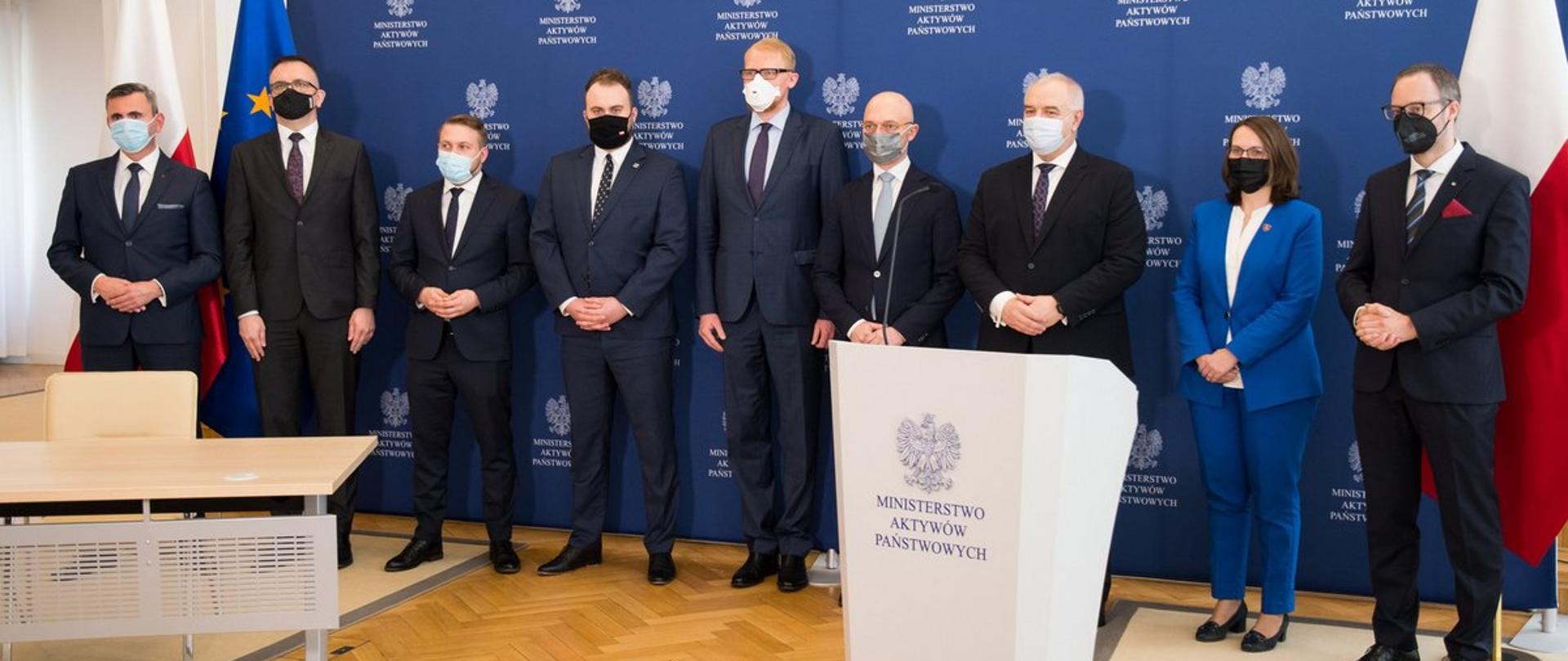 Uczestnicy wydarzenia pozują do wspólnego zdjęcia. W tle ścianka z logo MAP.