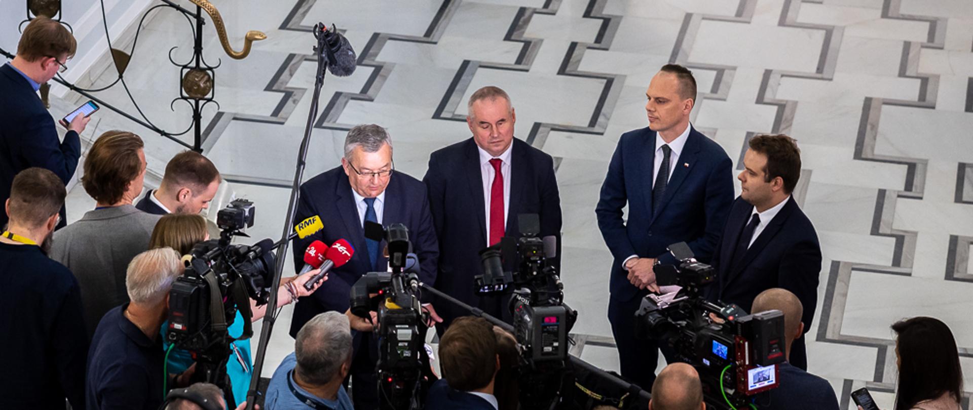Minister infrastruktury Andrzej Adamczyk oraz wiceminister Rafał Weber w trakcie konferencji prasowej w sejmie po przegłosowaniu ustawy o bezpłatnych autostradach i drogach ekspresowych