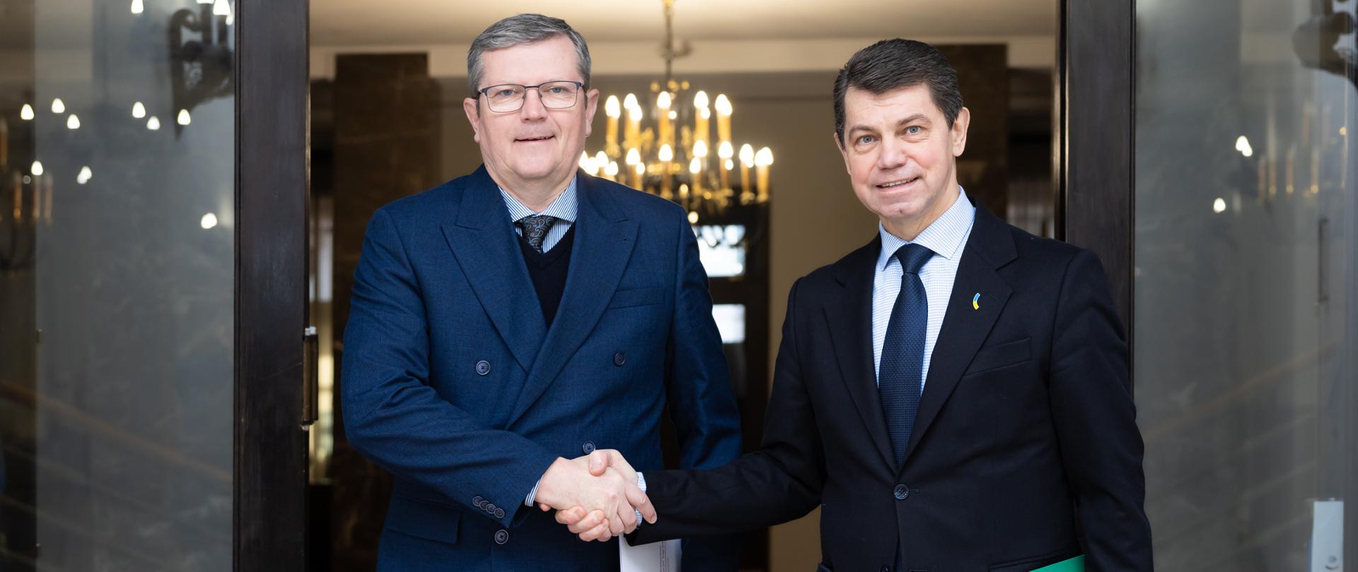 Two deputy ministers shaking hands.