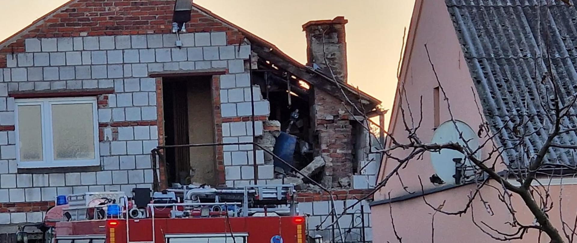 Zawalona cześć budynku gospodarczego 