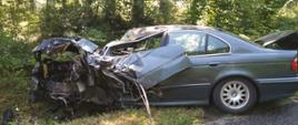 Samochód BMW po wypadku w Adamowie