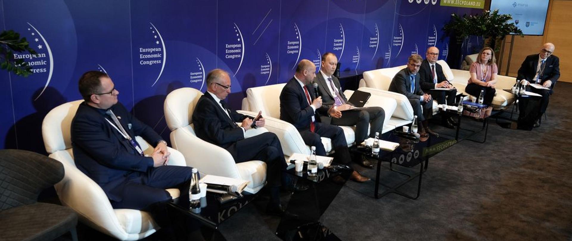 2022.04.27 KATOWICE EUROPEJSKI KONGRES GOSPODARCZY 2022 EEC2022 EKG 2022 SESJA SAMORZADY ZAMOWIENIA PUBLICZNE
N/Z PANELISCI
FOT PIOTR GAJEK