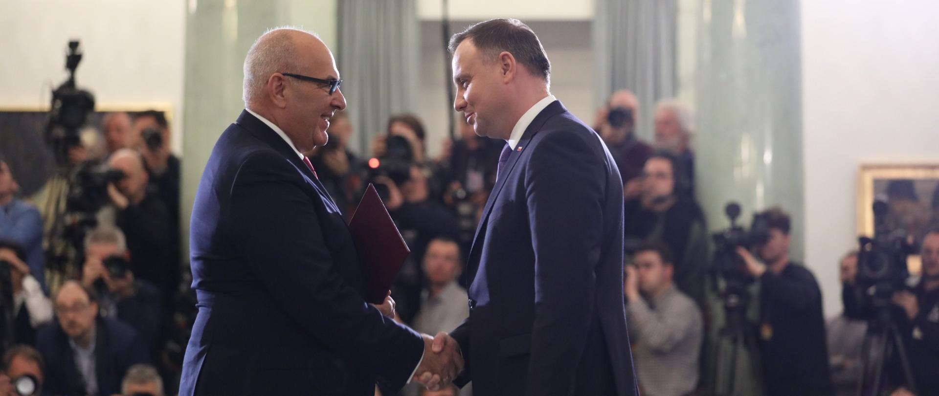 Prezydent Andrzej Duda wręcza nominację na ministra finansów Tadeuszowi Kościńskiemu w Pałacu Prezydenckim