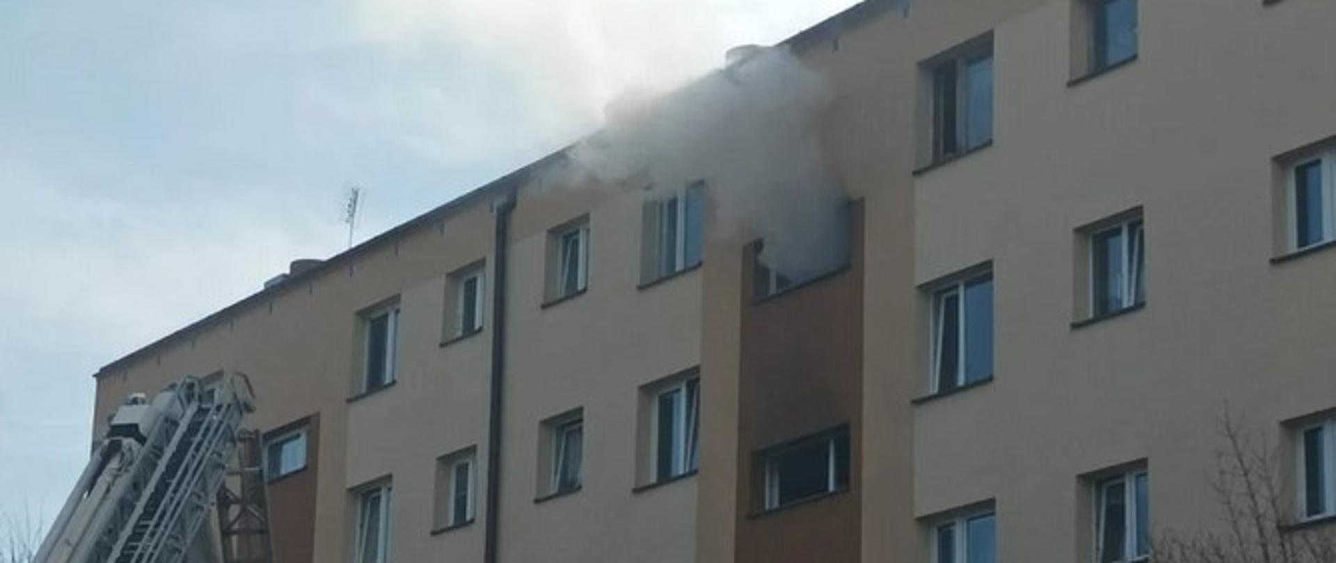 Pożar mieszkania na 4 piętrze w budynku wielorodzinnym