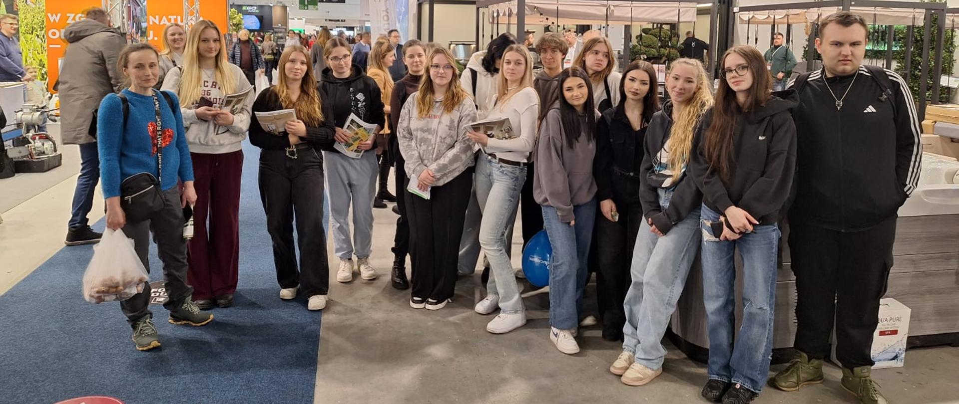 Uczniowie ZSCKR z nauczycielką podczas Targów 