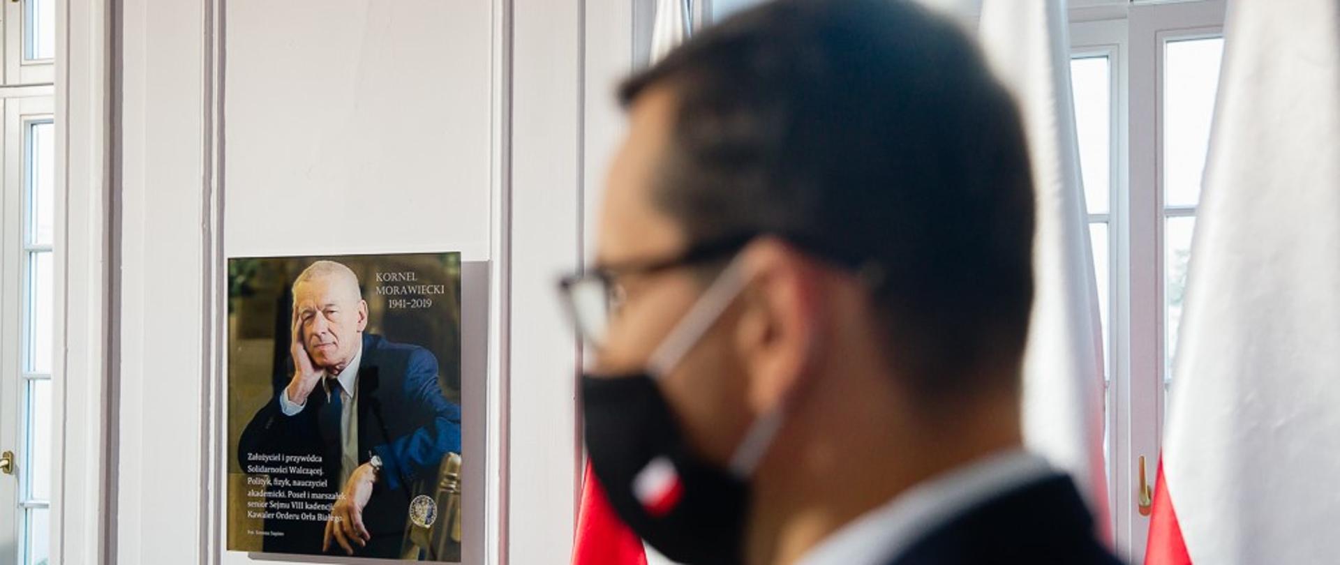 Premier Mateusz Morawiecki w urzędzie wojewódzkim podczas odsłonięcia tablicy upamiętniającej śp. Kornela Morawieckiego i nadania imienia Kornela Morawieckiego sali sejmiku.