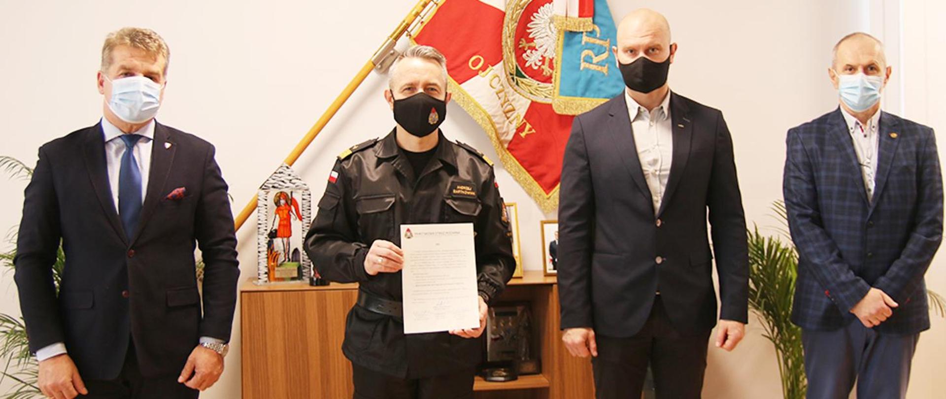 Zdjęcie przedstawiające Komendanta Głównego Państwowej Straży Pożarnej nadbryg. Andrzej Bartkowiak, wraz z przedstawicielami Związków Zawodowych działających w PSP