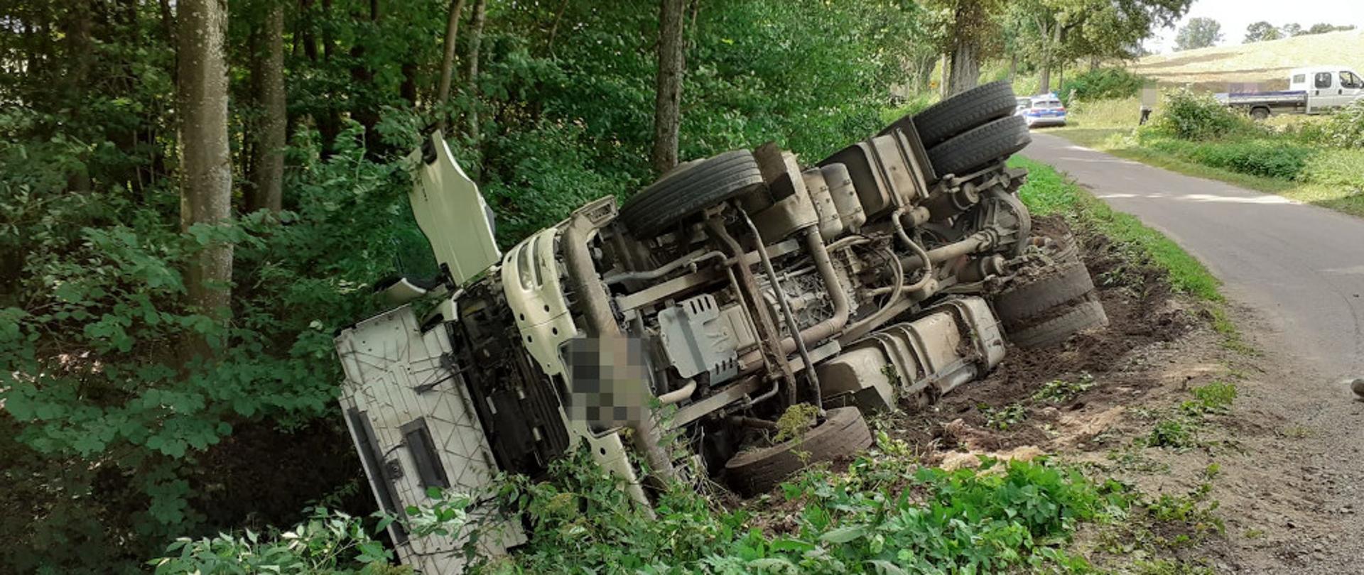 Kolizja samochodu ciężarowego przy miejscowości Kwakowo