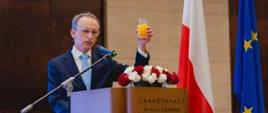 Ambasador Krzysztof Dobrowolski wznoszący toast