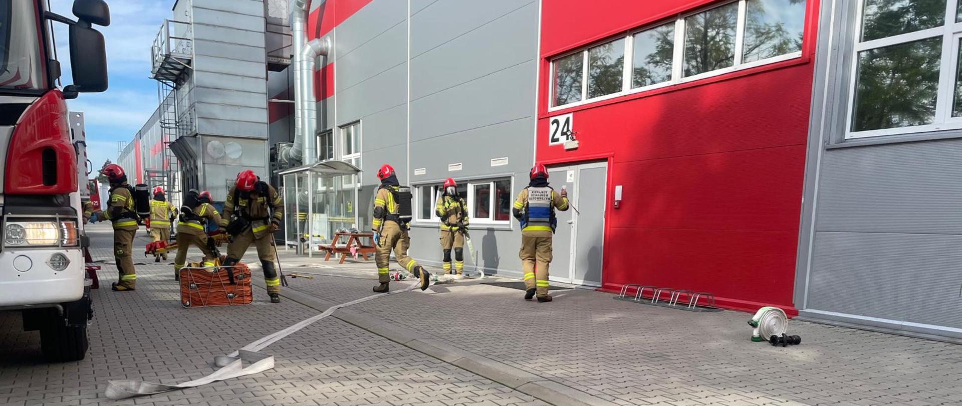 Rozwinięcie bojowe jaworznickich strażaków na terenie zakładu FUD-MEN gdzie zasymulowano pożar w hali produkcyjnej.