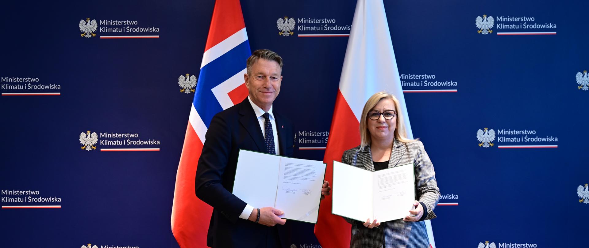 Ministra klimatu i środowiska Paulina Hennig-Kloska i minister energii Norwegii Terje Aasland podczas uroczystości podpisania deklaracji ws. polsko-norweskiej współpracy energetycznej.