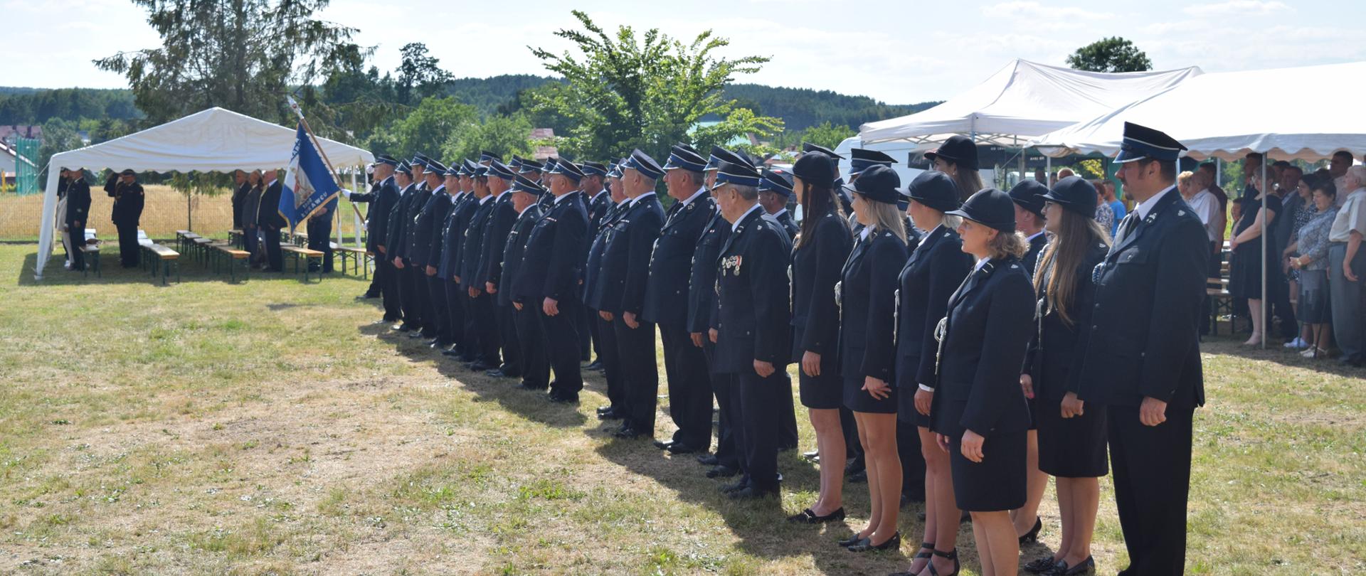 Zdjęcie przedstawia druhów ochotników na uroczystej zbiórce podczas uroczystości