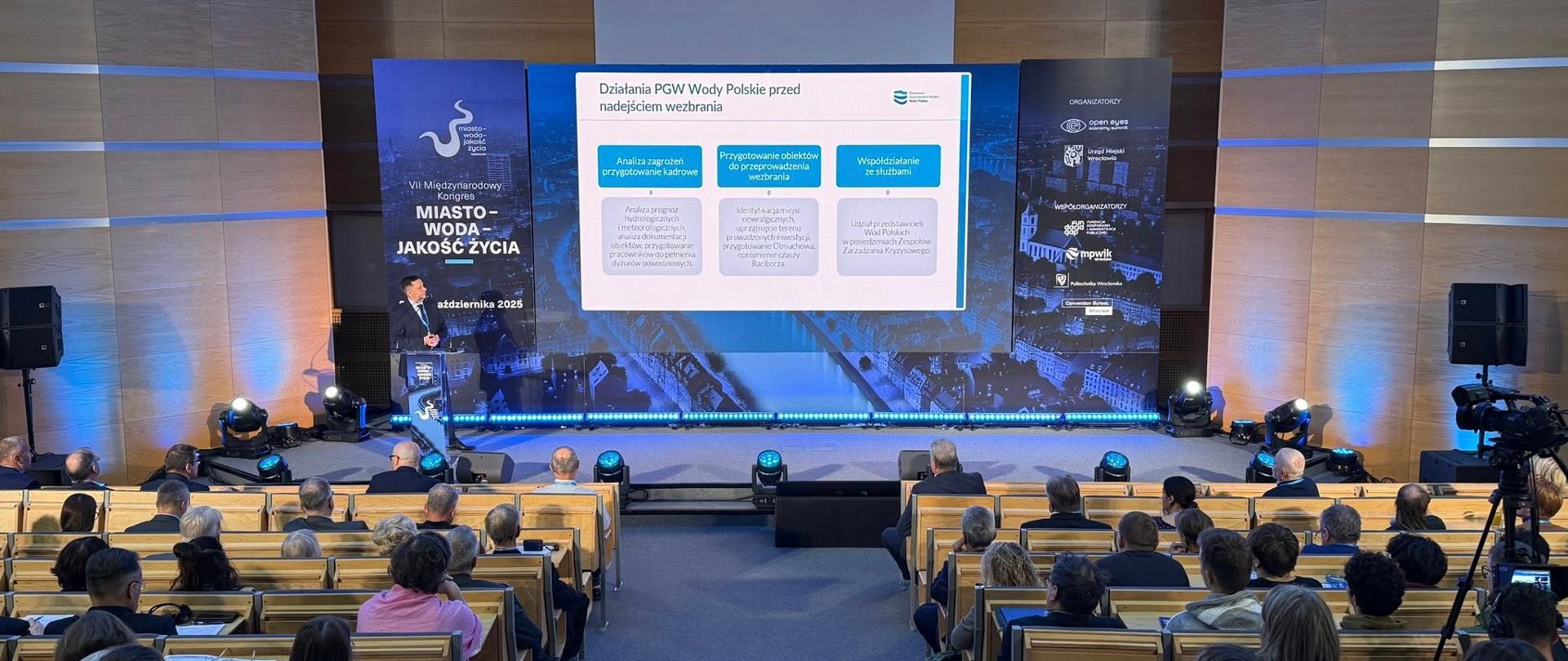 Mowę inauguracyjną podczas wydarzenia wygłosił prezes Wód Polskich Mateusz Balcerowicz