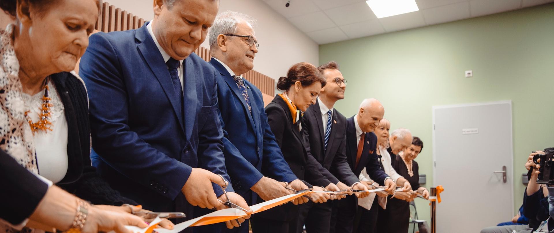 Goście przecinają symboliczną wstęgę 