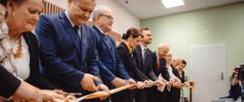Goście przecinają symboliczną wstęgę 