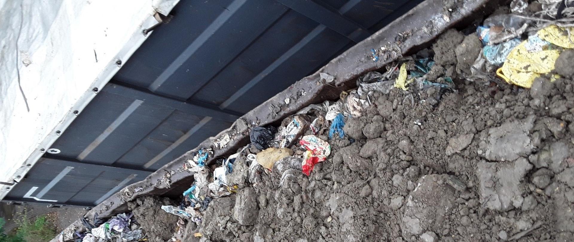 Wygląd składowiska o którym mowa w tekście, pod warstwą ziemi znajdują się odpady komunalne które przedsiębiorcy chcieli ukryć.