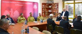 Strażacy PSP, OSP oraz zaproszeni goście podczas narady podsumowującej rok 2025
