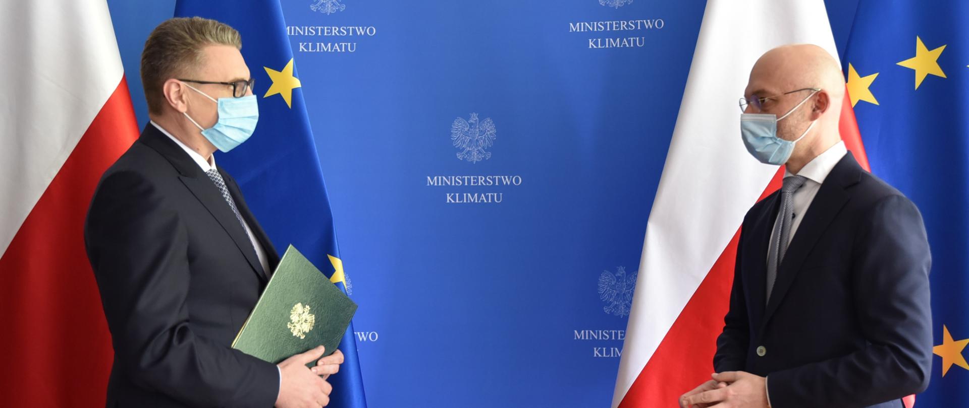 Krzysztof Madaj podczas odbierania powołania z rąk Michała Kurtyki, ministra klimatu i środowiska. 
