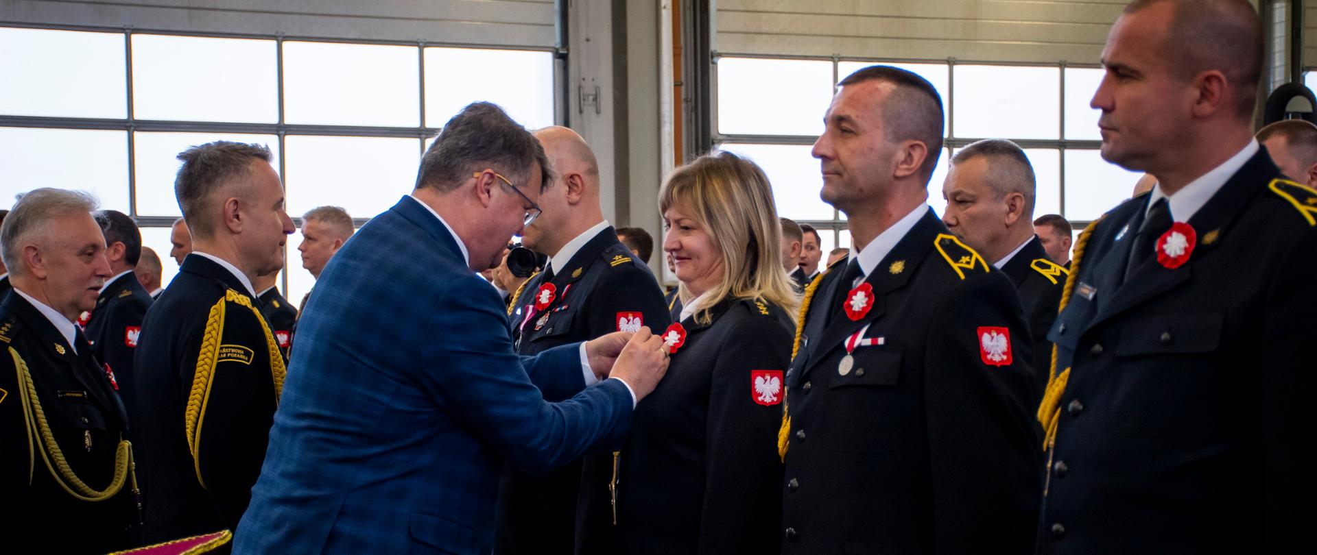 Uroczysta zbiórka z okazji Narodowego Święta Niepodległości z udziałem Sekretarza Stanu w MSWiA i Komendanta Głównego PSP