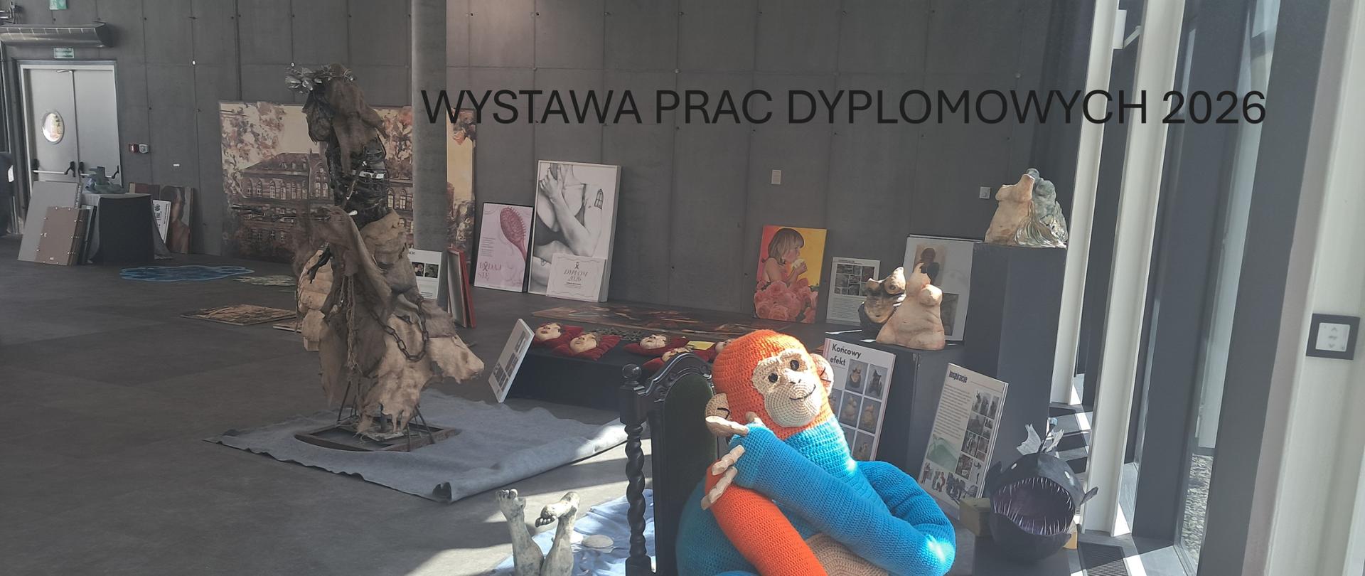 wnętrze galerii z pracami dyplomów 2026