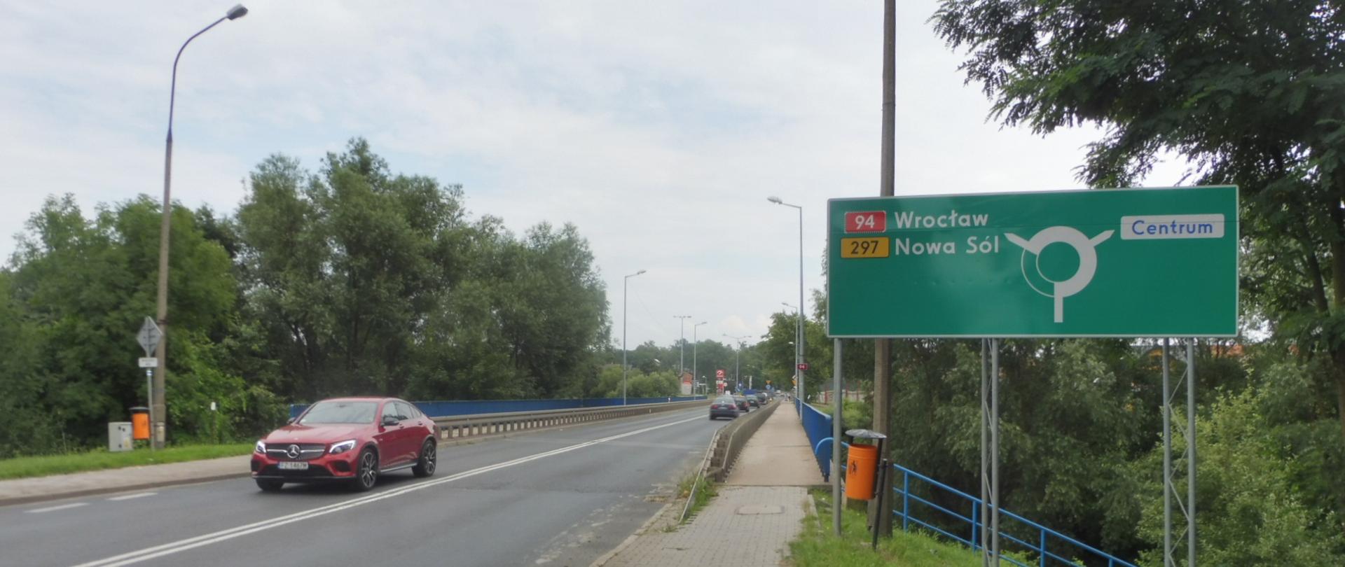 na zdjęciu widać most oraz samochody osobowe