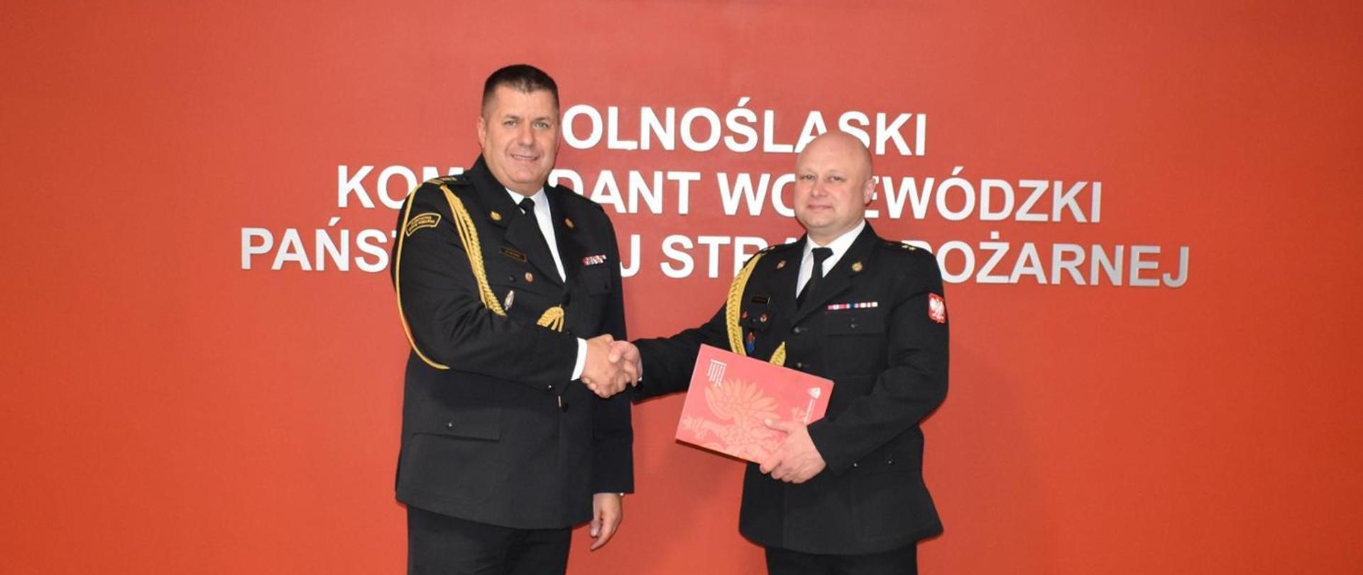 Od lewej stoją: st. bryg. Marek Hajduk i mł. kpt. Krzysztof Mastalerz