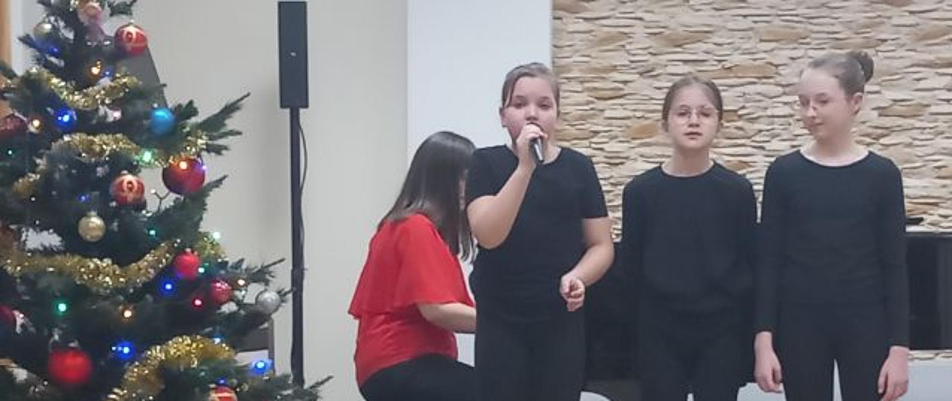 Zdjęcia przedstawiają uczniów, nauczycieli oraz absolwentów szkoły podczas koncertu z okazji Międzynarodowego Dnia Muzyki oraz Koncertu Noworocznego