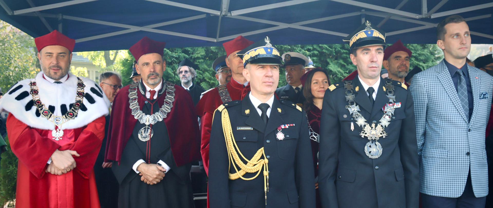 Komendant Główny PSP w otoczeniu władz uczelni podczas inauguracji 