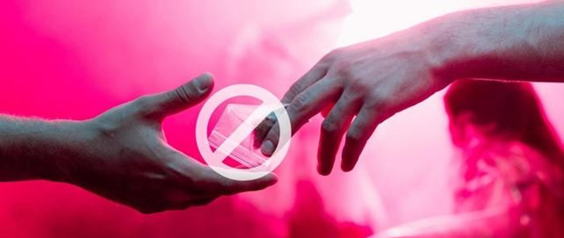 Przekreślony woreczek z narkotykiem trzymany w dłoni i przekazywany do drugiej ręki.