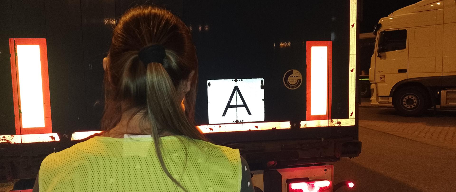 Inspektor Wojewódzkiego Inspektoratu Ochrony Środowiska w Opolu podczas nocnej akcji nielegalne odpady 