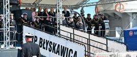 kilkanaście osób stoi na pokładzie ORP Błyskawica