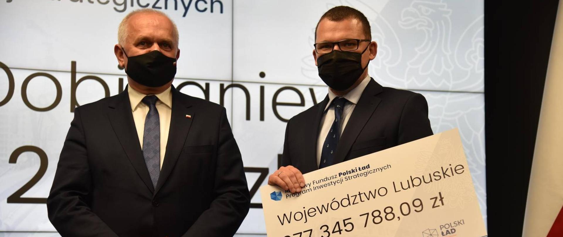 Minister Paweł Szefernaker wręcza wojewodzie symboliczną promesę