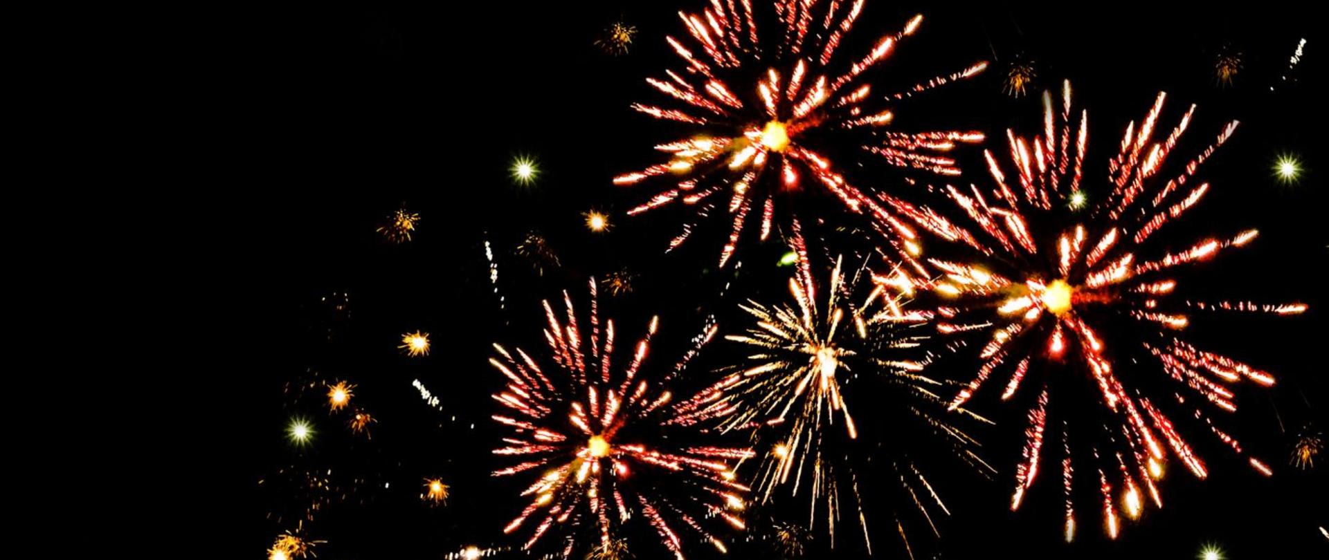 Na zdjęciu są fajerwerki.